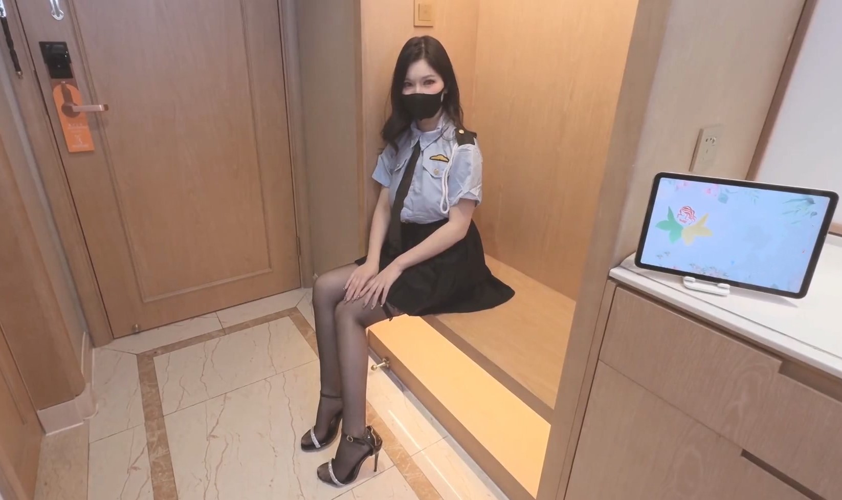 狐不妖 - 美腿少婦情趣制服裝跳蛋自慰勾引猛男站立後入淫液氾濫